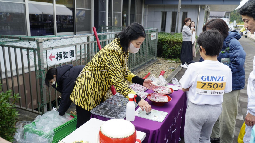 福知山マラソンでは豆クッキーの試食コーナーも
