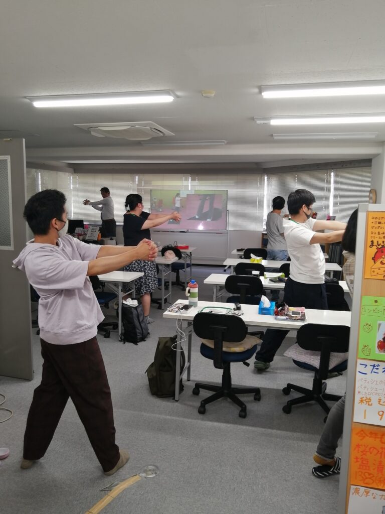 エミリア体操-768x1024